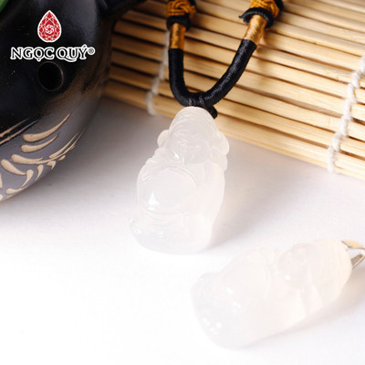 Mặt dây chuyền thần tài đá mã não trắng - Ngọc Quý