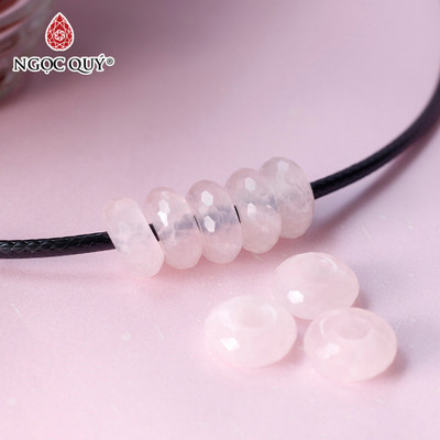 1 cái charm đá hình bánh xe đá Thạch Anh Hồng - Ngọc Quý