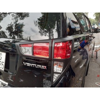 Ốp viền đèn sau Toyota Innova 2017