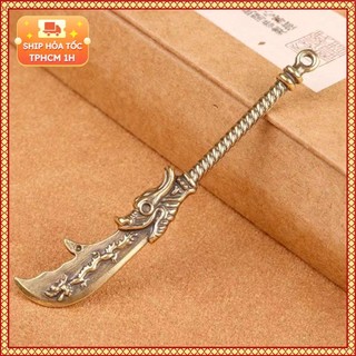 Tượng Nhỏ Bằng Đồng Kiểu Dáng Hình Thanh Đồ Long Đao (Kích Thước: 8.0cm x 1.3cm)