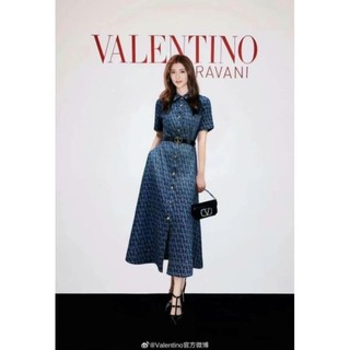 1952024  Hàng nhập - Đầm dáng xòe thun mịn mát in logo Valentino, váy Quảng Châu dự tiệc cổ sơ mi cài nút trước