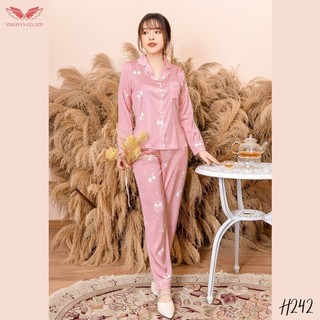 Bộ đồ ngủ Pyjama mặc nhà nữ Lụa Pháp kiểu tay dài quần dài họa tiết tuần lộc trắng màu hồng phấn trẻ trung H242 VNGO