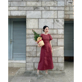 Đầm linen đỏ cổ tròn tay lỡ nẹp li xoè dài khoét lưng nơ sau nữ tính