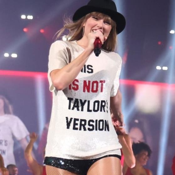 Áo thun Taylor Swift tại Eras Tour A Lot Going On At The Moment/  Who is Taylor unisex UT