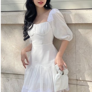 RECHIC Đầm ngắn Kenzy cổ vuông dáng xoè xếp ly ở eo phối với viền ren dịu dàng nữ tính