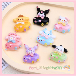 Phụ kiện charm hình sanrio lái xe ô tô