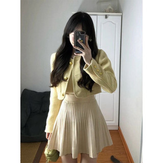 Set áo dạ tweed vàng croptop và chân váy xếp ly
