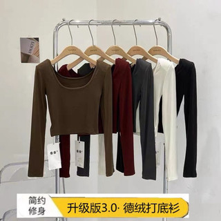 Áo thun ngắn cổ tròn ôm body.