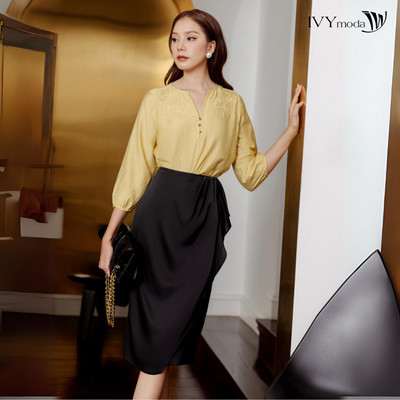 Chân váy nữ tà lệch xếp ly IVY moda MS 31M7745