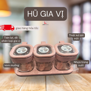 Bộ 3 hũ gia vị có kèm muỗng và khay đựng hũ. Nhựa trong suốt, decor nhà bếp