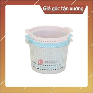 Rổ nhựa tròn để bàn, xung quanh mặt lưới ô vuông, đáy bít