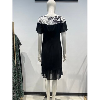 Váy đen phối cổ cách điệu