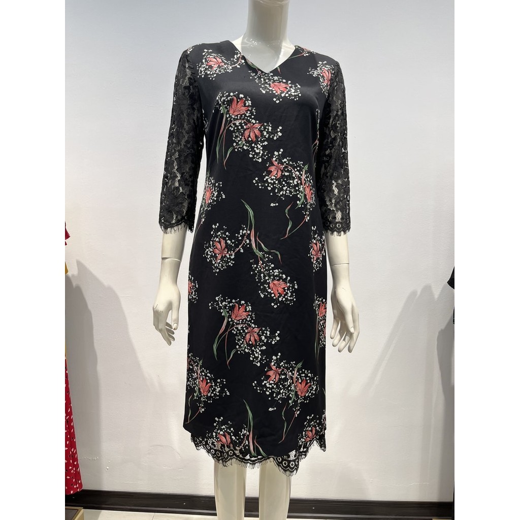 Váy họa tiết phối tay ren