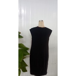 Đầm suông đen họa tiết bố cục