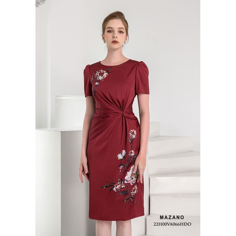 Đầm đỏ họa tiết xoắn eo