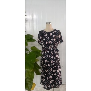 Đầm xoắn eo họa tiết in hoa cổ tròn