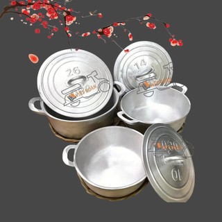 V- Bộ nồi gang đúc nguyên khối nắp thẳng kèm rế. Nồi đúc khuôn cát thủ công được mài bóng lòng nồi. Kết hợp rế tre