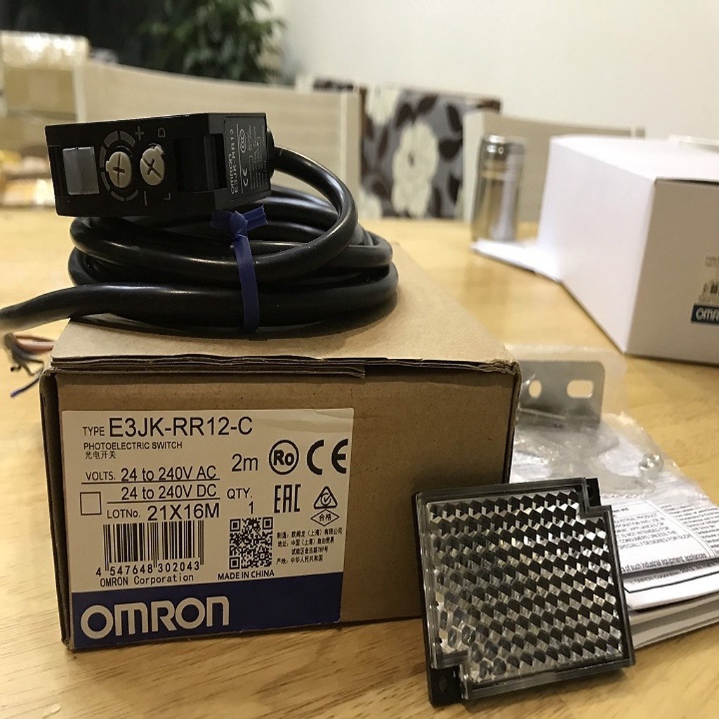 CẢM BIẾN QUANG OMRON E3JK-RR12-C