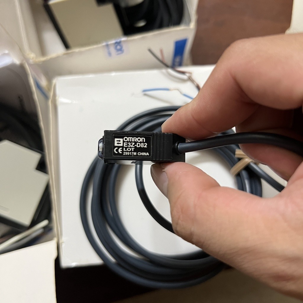 Cảm Biến Quang Omron E3Z-D82 PNP 2M