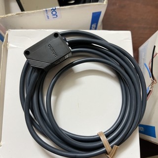 Cảm Biến Quang Omron E3Z-D82 PNP 2M