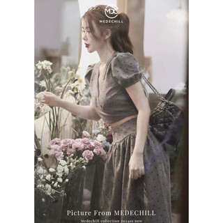 Set chấm bi sang chảnh áo croptop cổ tim buộc dây eo kèm chân váy cạp cao xếp ly dáng dài siêu xinh Medechill