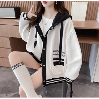 Áo Khoác Nỉ Nữ Cúc Bấm Chạy Viền Nút Nón Khoác Màu Túi Đắp Thêu Họa Tiết