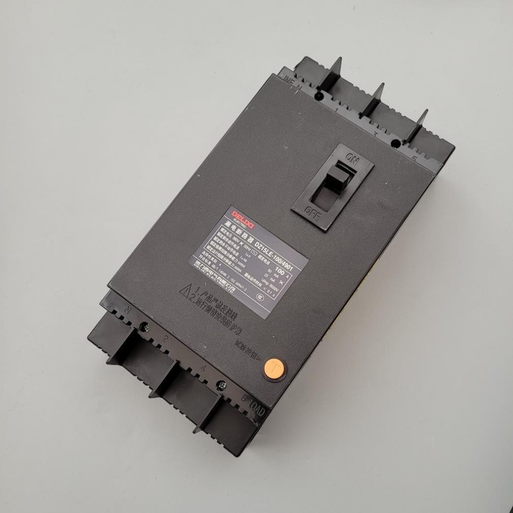 Aptomat khối 3 pha DELIXI chống giật, chống quá tải hàng chính hãng.