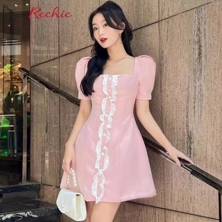 RECHIC Đầm ngắn Amelinda dáng chữ A tay phồng có viền bèo đính nút kiểu phía trước nữ tính