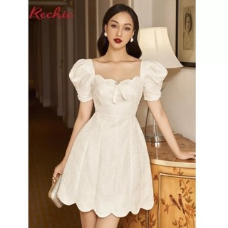 RECHIC Đầm Alyna màu trắng đính nơ đá tay phồng dáng ngắn thời thượng xinh xắn