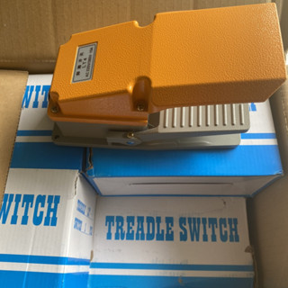 Công tắc bàn đạp chân LT4 220V 15A