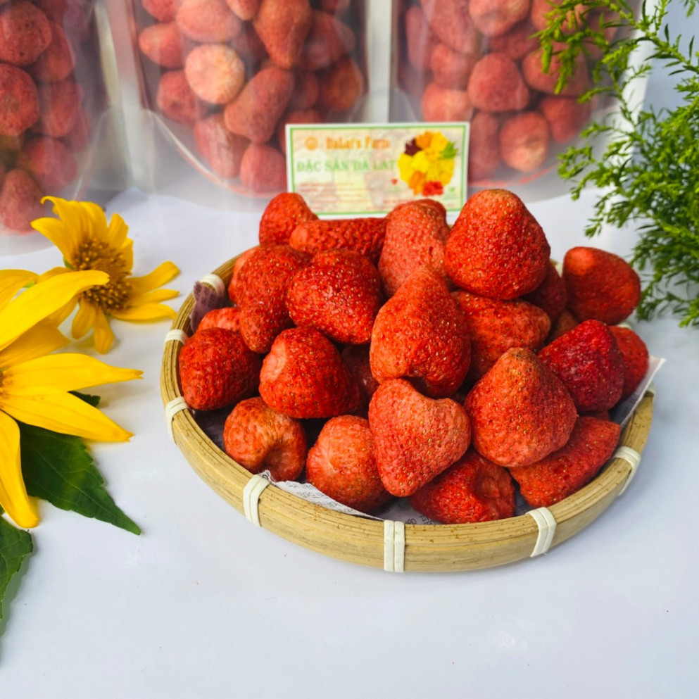 Đặc Sản Đà Lạt Dâu tây sấy giòn Đà Lạt không đường 500g DALAT’S FARM Bách Hóa Online