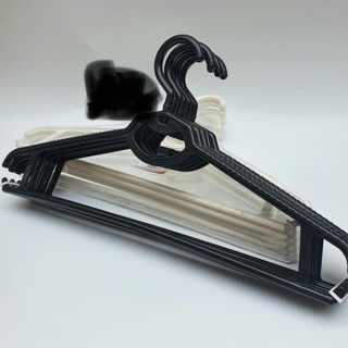 Móc nhựa đen và trắng xoay dài 40cm giá rẻ treo quần áo nam nữ - sada shop