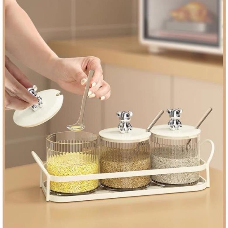 Kệ Đựng Gia Vị Kèm 3 Hũ Đựng Có Nắp và Thìa. Kệ Đựng Gia Vị Kèm 3 Hũ Đựng Gia Vị Có Nắp và Thìa - Kh