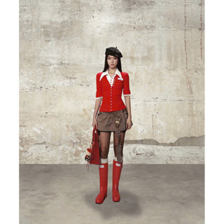  So Dópe.Club - Áo thun đỏ tay dài áo thun ngắn tay nút đỏ cổ sơ mi và chân váy ngắn sọc caro nâu 