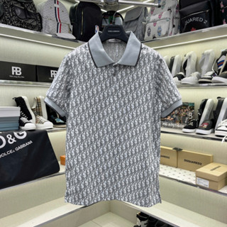 Áo Polo Nam Nữ Cổ Bẻ CD Cotton Dệt Hoạ Tiết Vân Chữ Monogram Xám Tràn Thân Phối Bo Sọc Viền Dành Cho Anh Em Boy Phố 2025