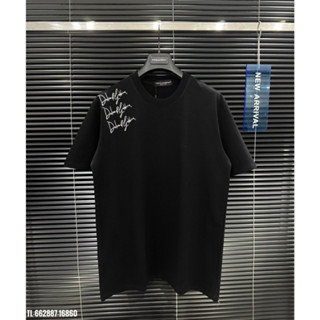  Áo Phông Nam Nữ Đôn Chề Gác Bản Lề Hoạ Tiết Thêu Logo 3 Dòng Ở Vai Siêu Đẹp Dành Cho Anh Em Boy Phố Đi Học Đi Chơi 2025 