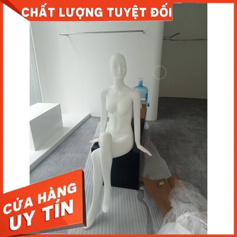 Manocanh dáng ngồi tay thẳng chéo chân