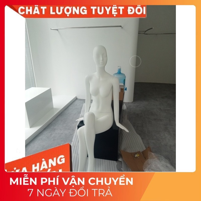 Manocanh dáng ngồi tay thẳng chéo chân