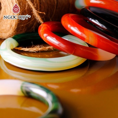 Vòng tay nguyên khối cọng tròn lớn đá mã não bản 10mm - Ngọc Quý