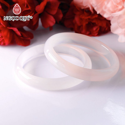 Vòng tay liền khối đá mã não trắng 3A bản 9-11mm - Ngọc Quý