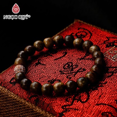 Vòng tay Trầm Hương phối charm hợp kim đính đá, hạt trầm tốc - Ngọc Quý