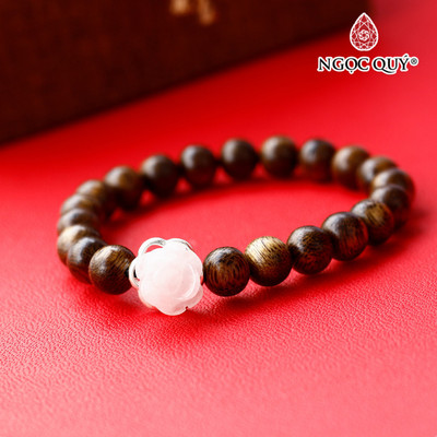 Vòng trầm hương tốc phối hoa đá thạch anh trắng - Ngọc Quý