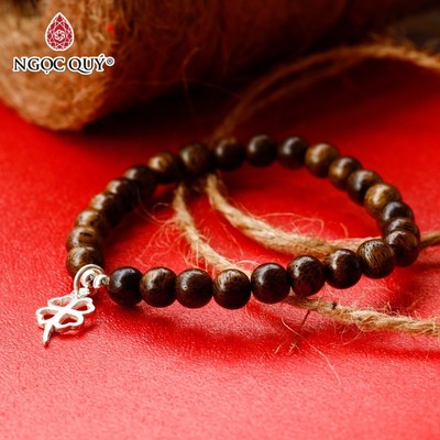 Vòng chuổi hạt Trầm Hương phối charm cỏ 4 lá hạt trầm tốc 6mm Mẫu VC1235 - Ngọc Quý