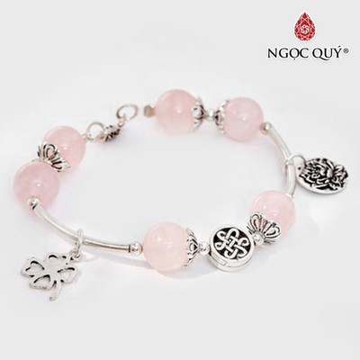 Vòng tay Thạch Anh Hồng charm cỏ 4 lá Mẫu VC0879 - Ngọc Quý