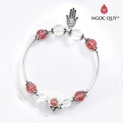 Vòng tay thạch anh dâu phối charm bàn tay Mẫu VC0789 - Ngọc Quý