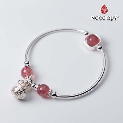 Vòng tay thạch anh dâu phối charm chuông treo Mẫu VC0776 - Ngọc Quý