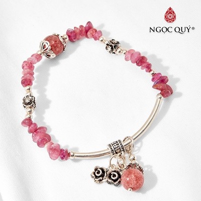 Vòng tay thạch anh dâu phối charm hoa hồng Mẫu VC0756 - Ngọc Quý