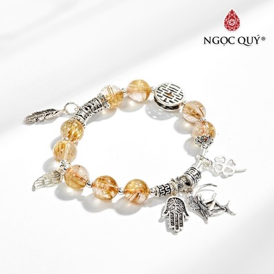Vòng tay thạch anh tóc vàng AAA charm bàn tay hamsa hạt 8mm Mẫu VC0562 - Ngọc Quý