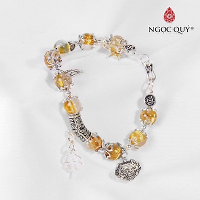 Vòng tay thạch anh tóc vàng charm bông tuyết hạt 8mm Mẫu VC0572 - Ngọc Quý