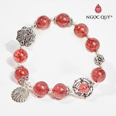 Vòng tay thạch anh dâu charm cát tường Mẫu VC0772 - Ngọc Quý